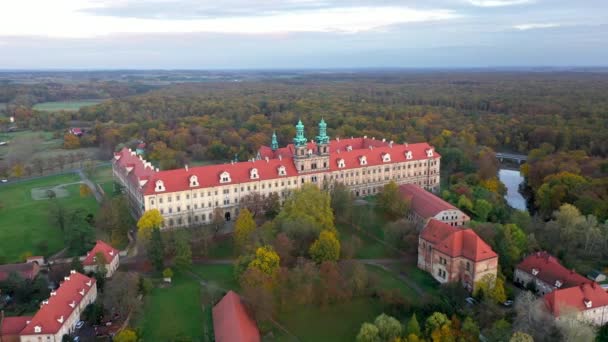 ポーランドのルビアス 歴史的シトー会修道院の空中景観 世界最大の修道院 — ストック動画