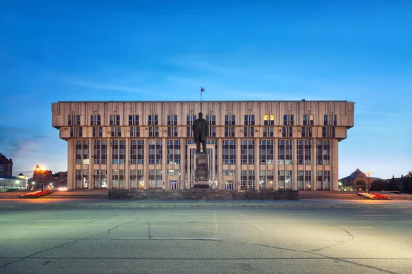 俄罗斯 黄昏时的区域行政大楼 — 图库照片