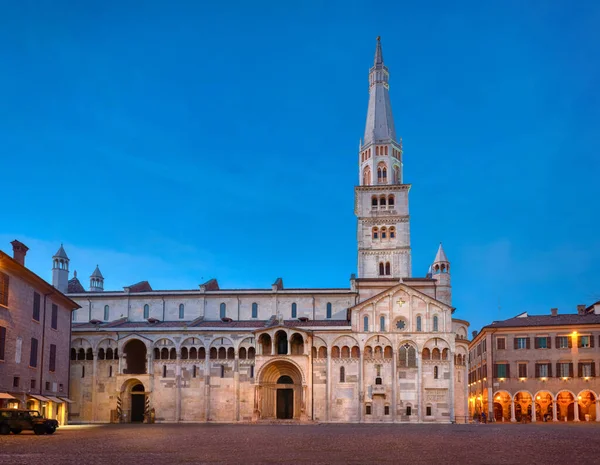 Modena Włochy Widok Katedry Wieżą Ghirlandina Znajduje Się Piazza Grande — Zdjęcie stockowe