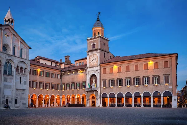 イタリアのモデナ 夕暮れ時の市役所の歴史的建造物 — ストック写真