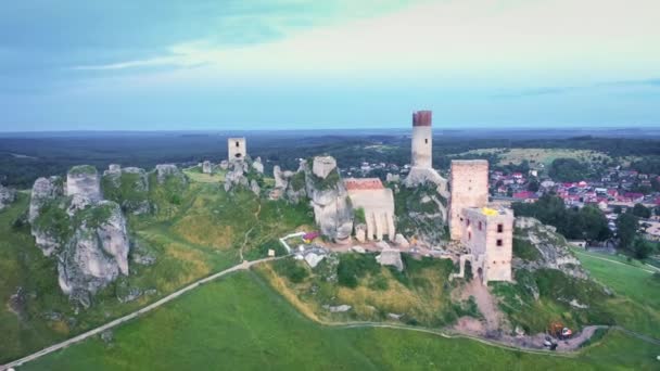 ポーランドの14世紀オルシュタイン城の空中写真 — ストック動画