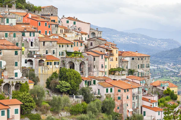 Pequenas casas caoticamente em pé na colina na Itália — Fotografia de Stock