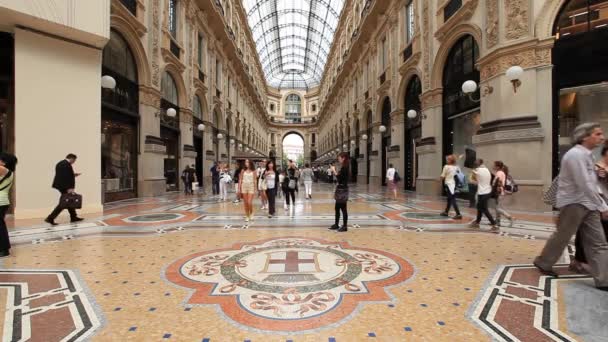 Människor som vandrar i vittorio emanuele ii Galleri — Stockvideo