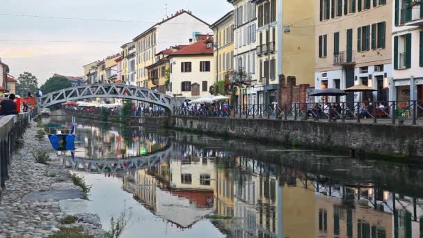 Edificios reflejados en el agua de Naviglio Grande — Vídeo de stock