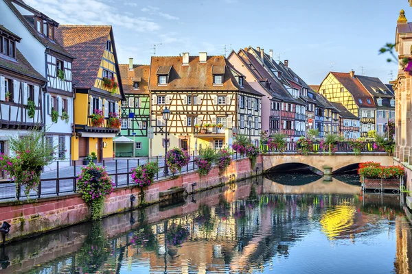 Farbenfrohe traditionelle französische Häuser in Colmar — Stockfoto