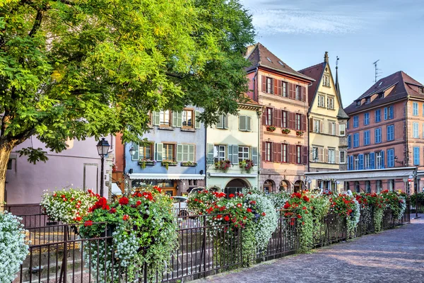 Casas francesas coloridas wiht wlowers em Colmar — Fotografia de Stock
