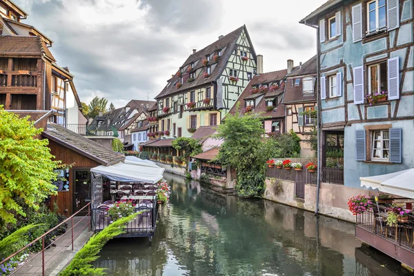 Casas francesas tradicionais coloridas em Colmar, França — Fotografia de Stock