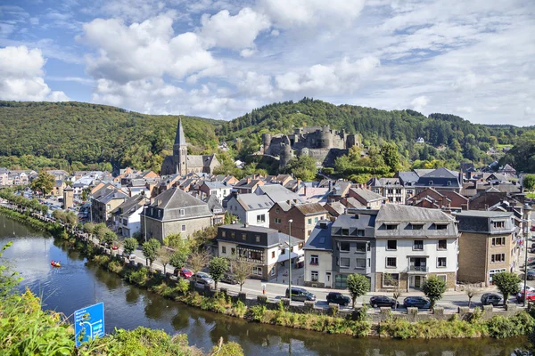 Uitzicht vanaf de heuvel op Belgische stad la roche-en-ardenne — Stockfoto