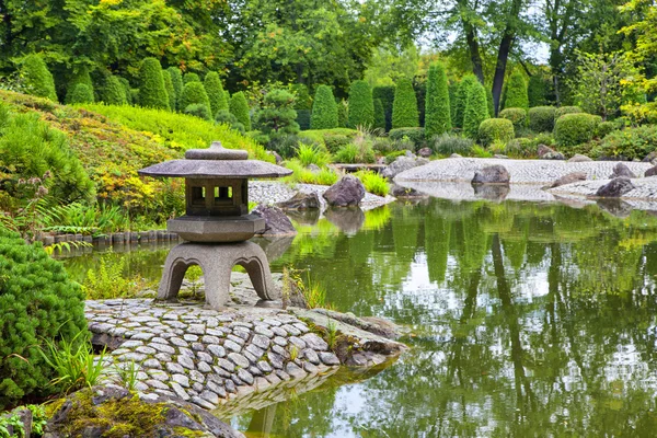 Groene vijver in Japanse tuin — Stok fotoğraf