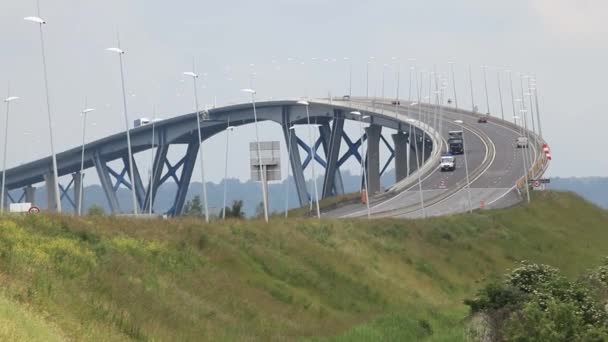 Carros atravessam a ponte da Normandia perto da cidade de Le Havre — Vídeo de Stock