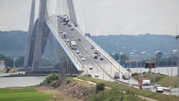 Arabalar yakınındaki le havre şehir Normandiya Köprüsü üzerinden gidin. — Stok video