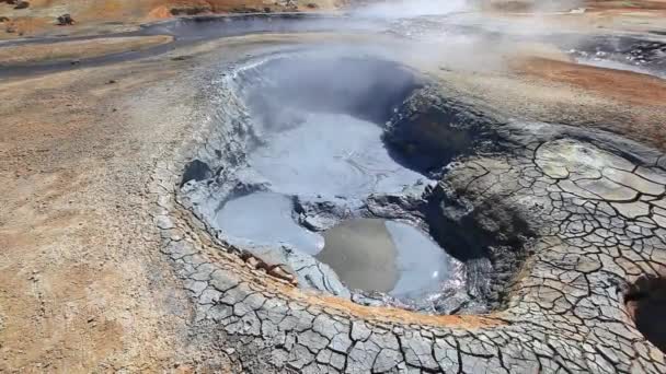 Boiling mud fumarole and dry earth on Iceland - close-up — Stock Video