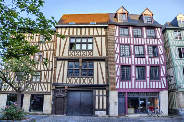 Case tradizionali francesi sulla strada di Rouen — Foto Stock