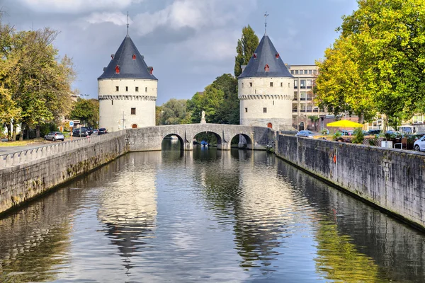 Torri Broel medievali e vecchio ponte nella città di Kortrijk — Foto Stock