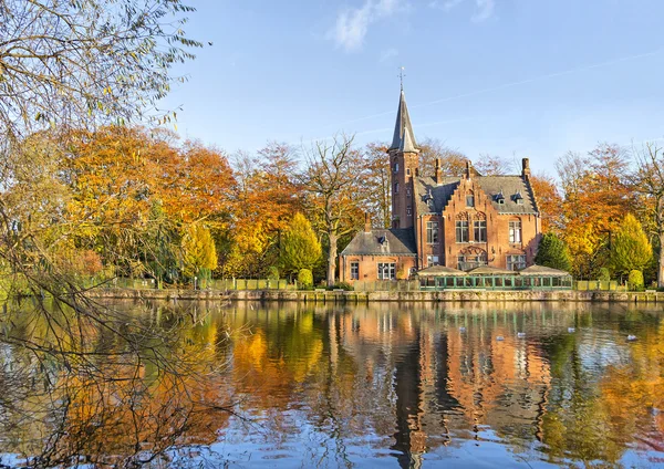 Flamand stílusú épület tükröző Minnewater tó, Bruges-ben — Stock Fotó
