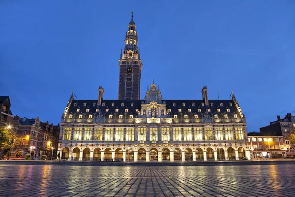 Університетська бібліотека увечері Leuven, Бельгія — стокове фото
