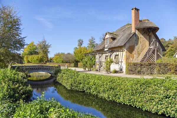 A Queen's hamlet, Versailles nádtetős ház — Stock Fotó