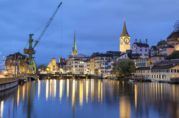 Floden Limmat i centrum av Zürich på kvällen — Stockfoto