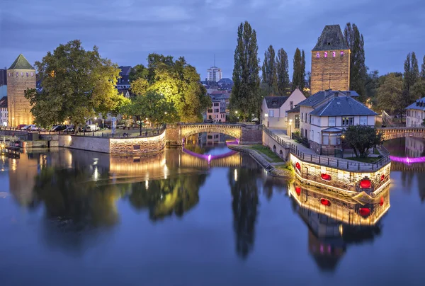 Vista nocturna de Pont Couverts desde la presa de Vauban —  Fotos de Stock