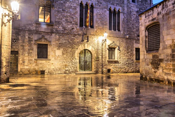 Dzielnica Gotycka Barcelony w warunkach mokrej nawierzchni — Zdjęcie stockowe