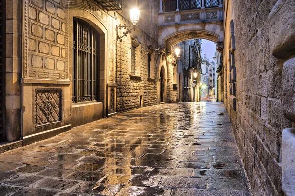 バルセロナ ゴシック地区の狭い通り — ストック写真