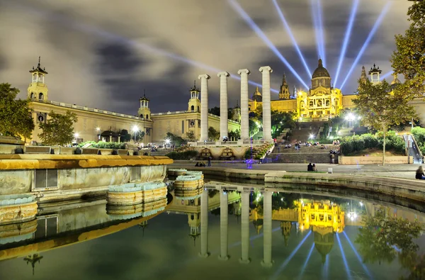 Edifício de Museu da Catalunha que reflete em água de fonte — Fotografia de Stock