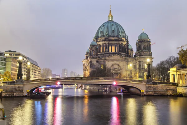 Cattedrale di Berlino e ponte sul fiume Sprea — Foto Stock