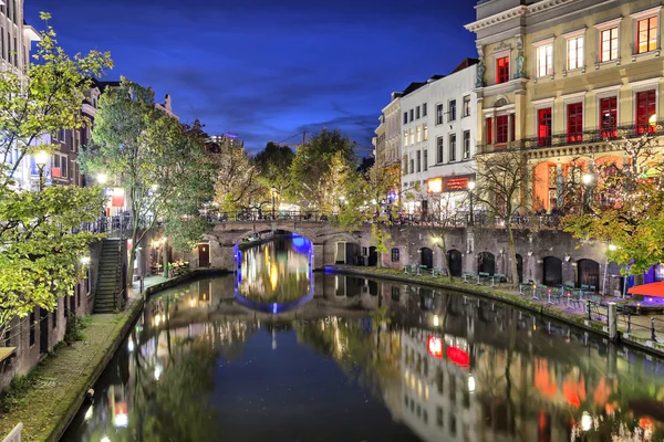 Ponte através do canal no centro histórico de Utrecht — Fotografia de Stock
