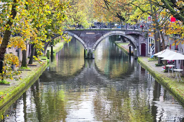 Puente de doble arco en el centro histórico de Utrecht — Foto de Stock