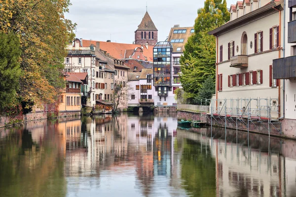 Barevné domy, což se odráží ve vodě řeky Ill ve Štrasburku — Stock fotografie