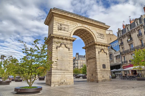 Ворота Гийома на площади Дарси в Дижоне, Франция — стоковое фото