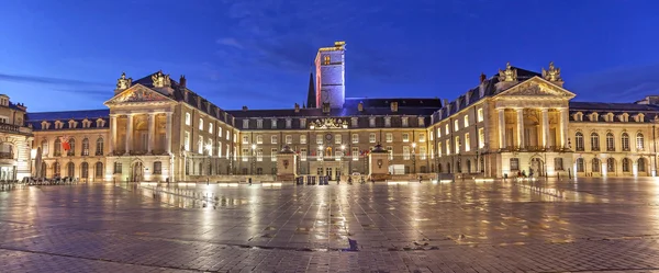 'S avonds panorama van Liberation Square, Dijon — Stockfoto