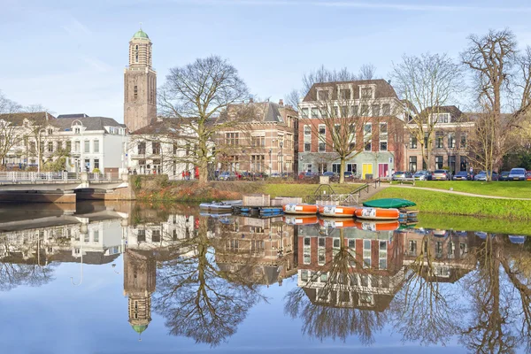 Zwolle Panorama odráží v kanálu — Stock fotografie