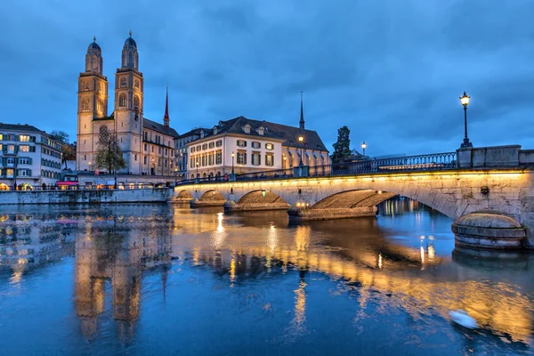 Iglesia Munsterbrucke y Grossmunster, Zurich —  Fotos de Stock