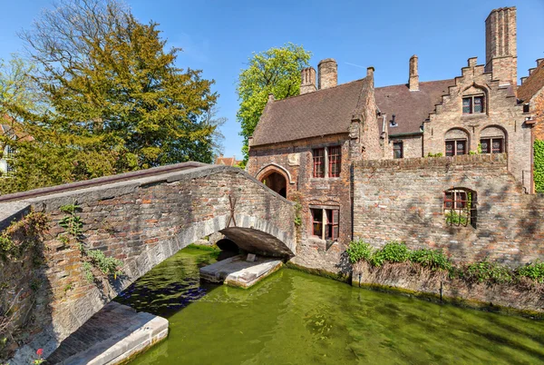 Vecchio ponte e casa fiamminga a Bruges — Foto Stock