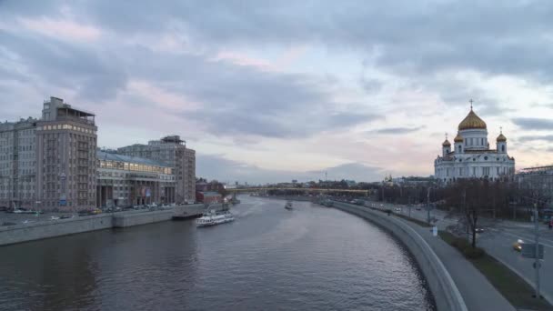 Moscow river near Variety Theater and Cathedral — Stock Video