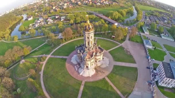 Вид с воздуха на церковь в районе Дубровичи — стоковое видео