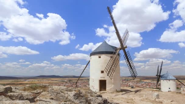 Traditionele Spaanse windmolens in Consuegra, Toledo — Stockvideo