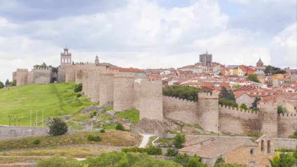 Middeleeuwse muren van de historische stad Avila, Spanje — Stockvideo