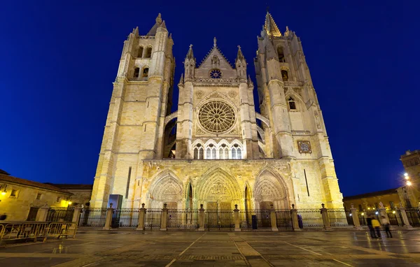 Fachada gótica da Catedral de Leão à noite — Fotografia de Stock