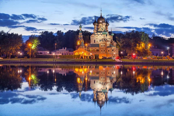 Dreifaltigkeitskirche spiegelt sich im Ostankino-Teich — Stockfoto