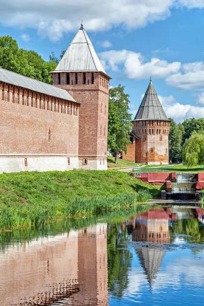 Torens van Smolensk Kremlin, als gevolg van in water — Stockfoto