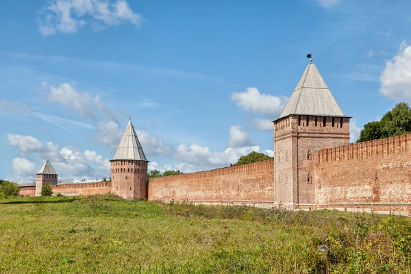 Южная стена трех башен Смоленского Кремля — стоковое фото