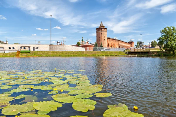 Vista na parede do Kremlin Kolomna do lado do rio com almofadas de lírio em t — Fotografia de Stock