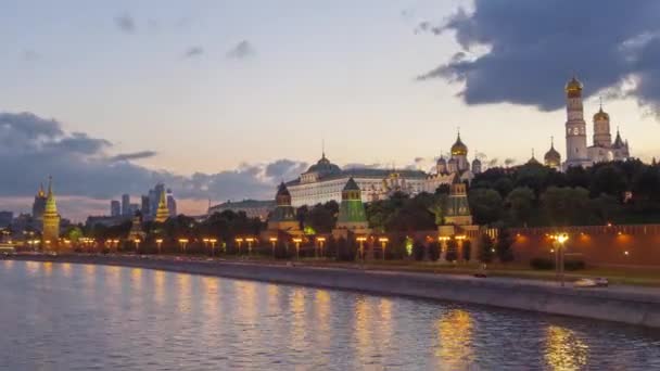 Muralla del Kremlin y terraplén del río Moscú por la noche — Vídeos de Stock