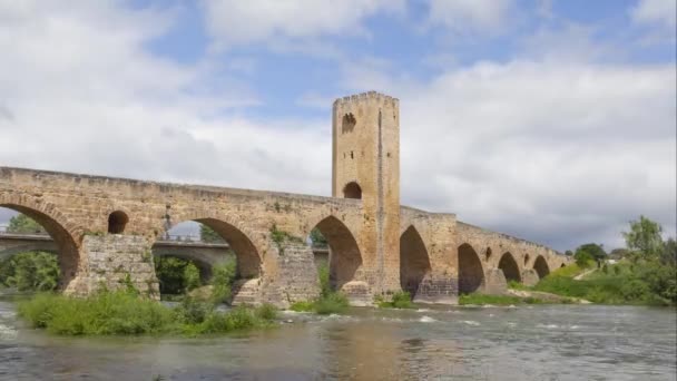 Poklatkowy film średniowieczny kamienny most w Frias, Hiszpania — Wideo stockowe