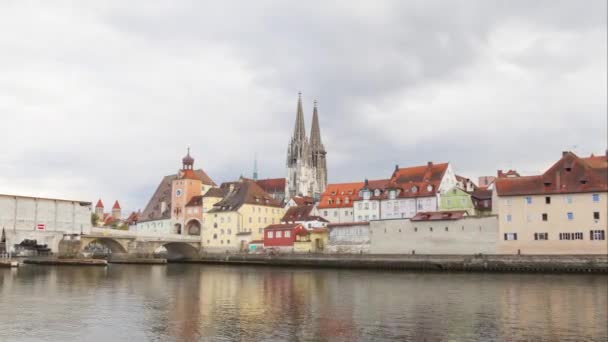 Kathedraal, de brug en de middeleeuwse poort in Regensburg, Duitsland — Stockvideo