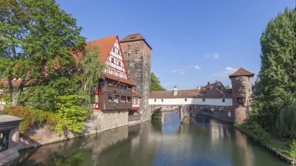 Torre Henkerturm e ponte velha sobre Pegnitz em Nuremberga — Vídeo de Stock