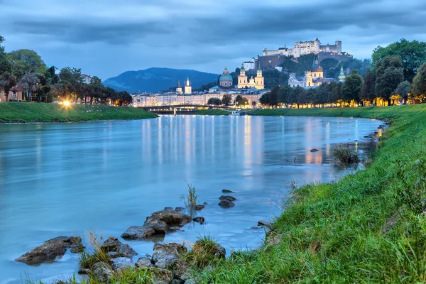 Rzeki Salzach w godzinach wieczornych w Salzburgu — Zdjęcie stockowe