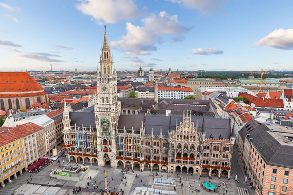Nuevo Ayuntamiento en la plaza Marienplatz de Múnich — Foto de Stock